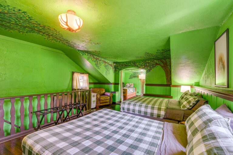 double queen beds 2 768x512