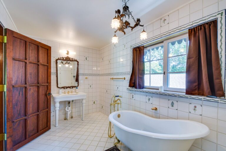 king suite bathroom 768x512
