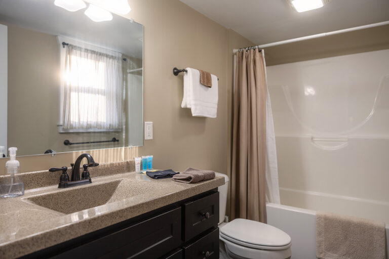 JL3A8900 copy 768x512