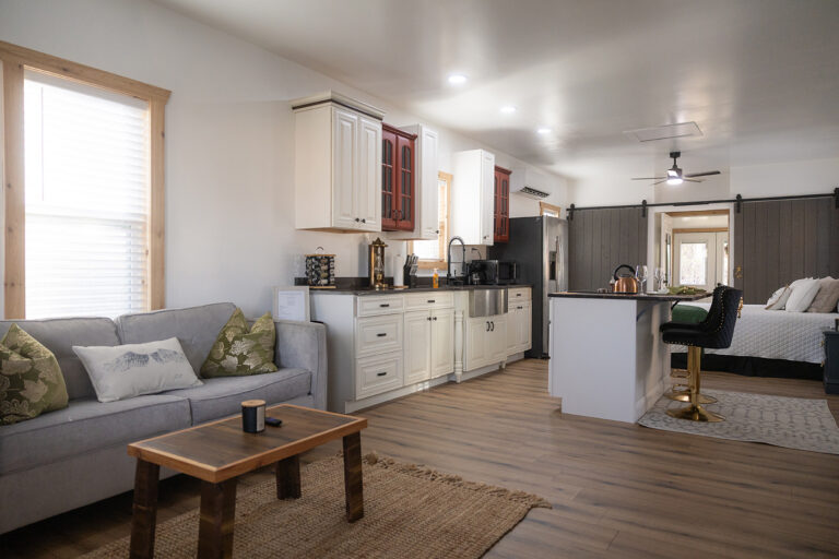 JL3A8140 copy 768x512