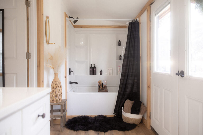 JL3A8210 copy 768x512