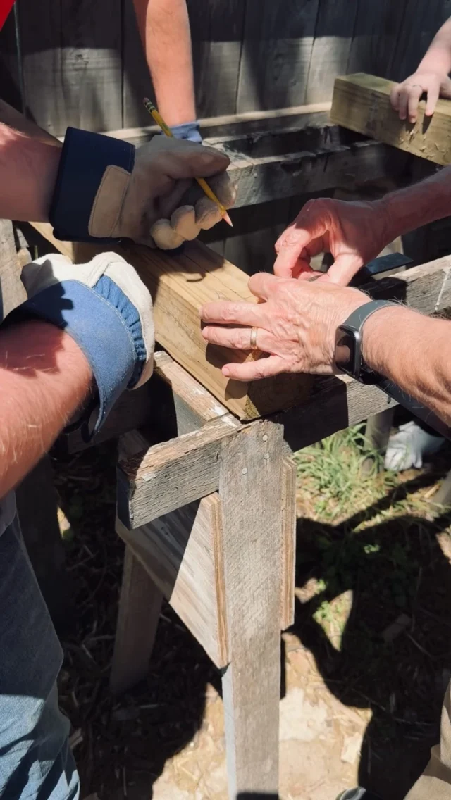 Dr. Steven Hoffman of Southeast Missouri State has been bringing his preservation class, in partnership with the Felix Vallé State Historic Site for an annual field school for nearly 20 years now.  The school puts students in hands on situations with age-old building techniques, like shake splitting or Norman truss notching, even building with bousillage (a form of cob). 

Really, though, it’s a dream for those with aspirations of building naturally.  Through this lens you can really see the historic houses we hang our reputation on aren’t just relics of the past.  They have real-world lessons for the homesteaders and diy people of today.  Thanks to @semissouristate for keeping this tradition going!